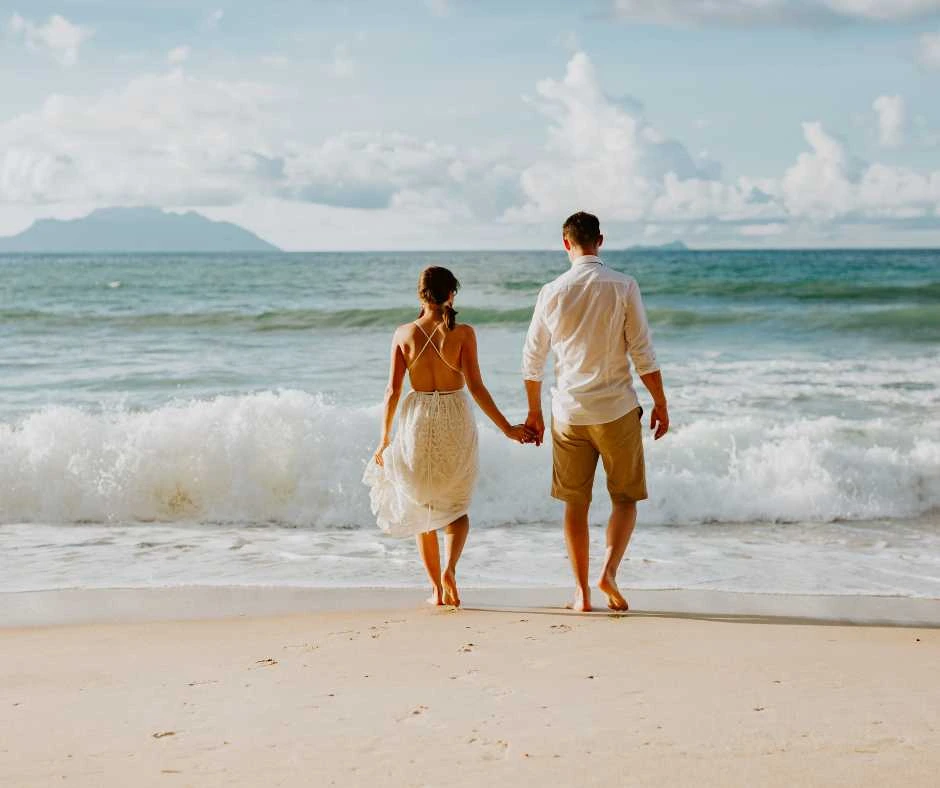 seychelles-coppia-spiaggia-romantica-viaggio-di-coppia-offerta